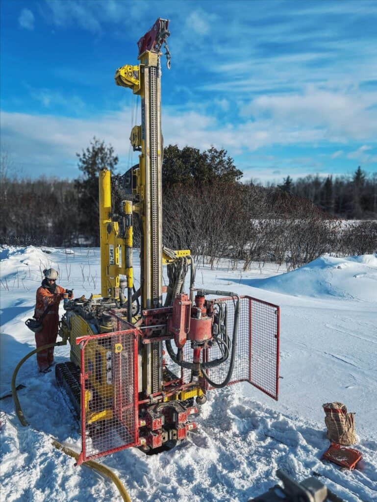 2537_Mi3_ perforadora Massenza drilling rigs sitio de trabajo Canadá